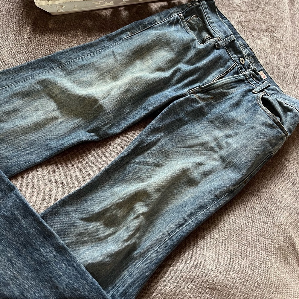 Guess Men’s Regular Straight Jeans - Slightly Distressed Wash - Picture 1 of 10